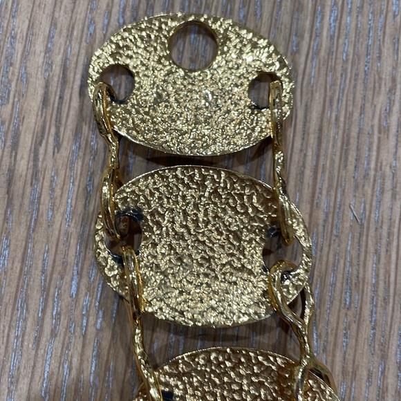 Authentic Vintage Chanel Quilted Gold Plated Bracelet with One CC missing - Picture 6 of 9